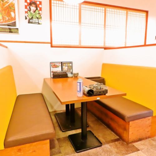 The comfortable sofa seats have a high backrest so you won't be bothered by your surroundings, making it a space where you can fully relax.Enjoy a wonderful time in a restaurant full of Korean flair.