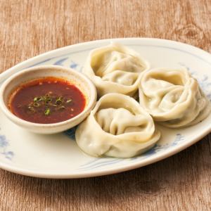 煮熟的餃子配辣醬