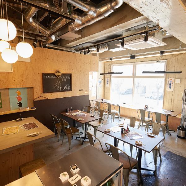【大人数もおまかせ下さい◎】広々とした店内には、4名席を3卓、6名席を1卓とテーブル席を多数ご用意。会社の宴会、飲み会や女子会等、様々なシーンでご利用頂けます。大人数でのご利用をご希望の際は、お電話にてお問合せ下さい♪