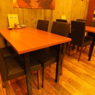 カウンター前のテーブル席はお洒落な雰囲気♪4名様×２