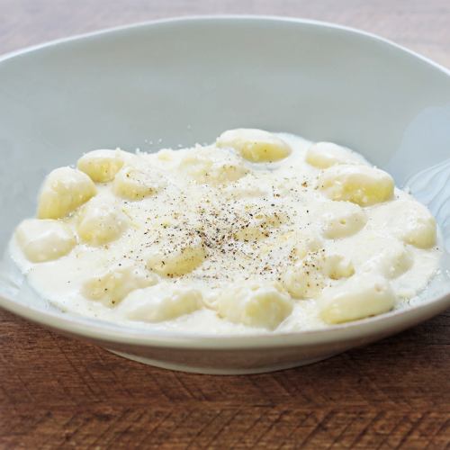 Cream gnocchi with 4 kinds of cheese