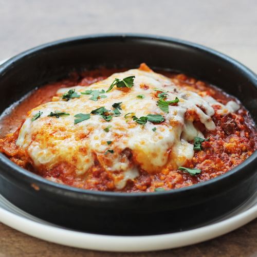 Oven-baked pasta with cheese and meat sauce “Lasagna”
