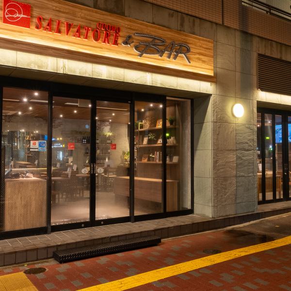 テラス風のお席もございます。開放感のある明るい店内でお食事を…★デートや友人とのお食事等様々なシーンでご利用いただけます！