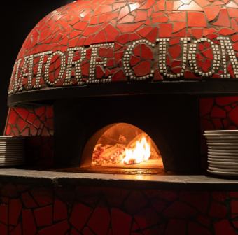 See the craftsmanship of our pizzaiolo right before your eyes!