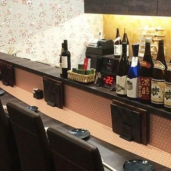 <p>【仕事終わりの飲み会利用に】カウンターは全6席ご用意。お1人様から気軽にご利用頂ける落ち着いた雰囲気が持ち味の空間です。お酒を片手に新鮮な食材を様々な調理法でもてなしておりますのでサク飲み利用にも是非お越し下さい。</p>