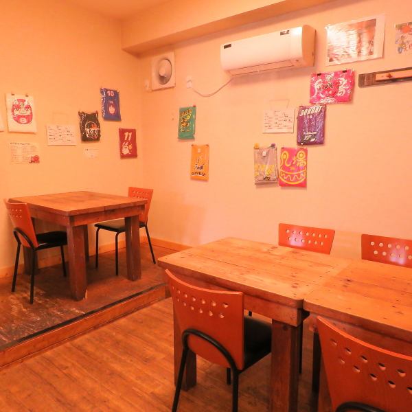 In the past I made a table seat with flooring as the living room.There is no gorgeous decoration, but rather it makes me feel restless.Because you can sit up to 10 people if you put three tables together, you can use it for various gatherings such as banquets here as well.