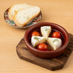Camembert cheese and tomato ajillo (with bread)