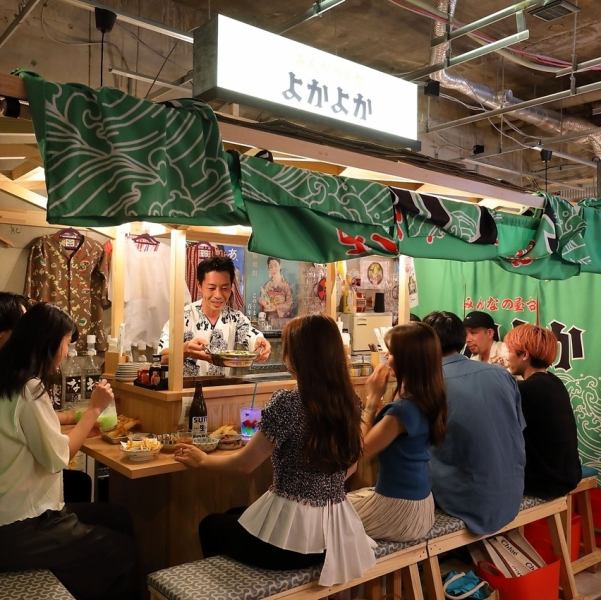 [Private space for a truly Fukuoka-esque experience] Rent the entire food stall for up to 26 people! Enjoy a lively and special private space.Our special seats, where you can relax and enjoy yourself like in a private room, are perfect for creating memories with your family and friends! Why not give our customers from Japan and abroad a truly "Fukuoka" experience at this beloved restaurant?