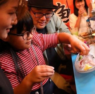 Once you step through the noren curtain, you'll find yourself in a different world! There are six food stalls lined up inside the store.We put a lot of effort into creating the store so that even people who are not familiar with food stalls can enjoy it.For those who want to relax without worrying about others, we also have a "private stall" that can be used as a private room. Enjoy a memorable time with your family or close friends.