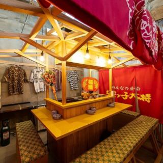We have a large number of counter-style table seats modeled after food stalls.Both rooms can be separated by noren curtains, allowing you to relax in a semi-private space just for you.You can experience the atmosphere of Nakasu, Hakata, but it's indoors so it's comfortable no matter the season. Come and have fun with your friends and family. *There are two food stalls available for private use.
