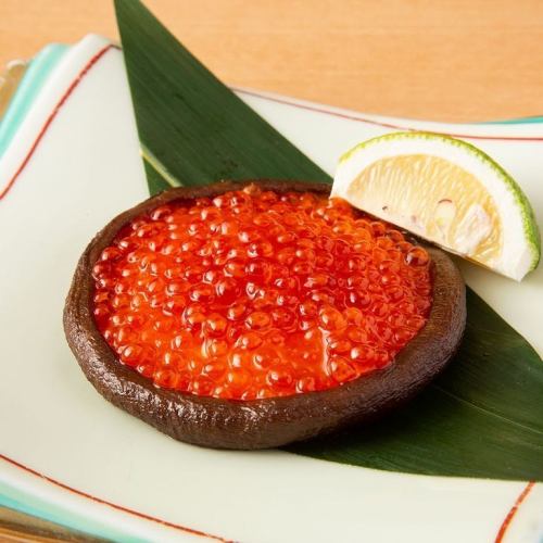 Large grilled shiitake mushroom topped with salmon roe