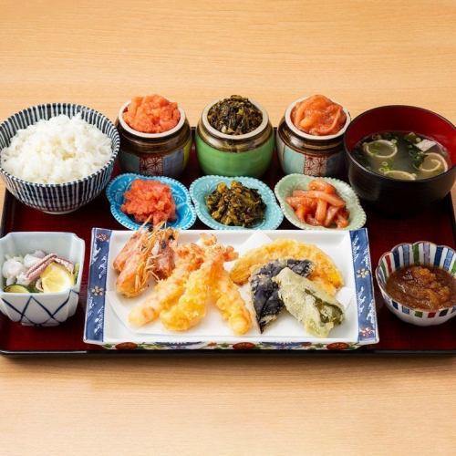Tempura, motsunabe, and seafood bowls! A luxurious lunch is available