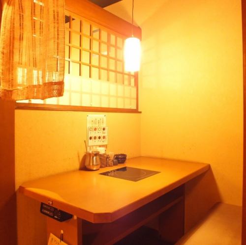 落ち着いた空間★デートにも◎！カップルにお薦めの横並びベンチシート席※写真は系列店です