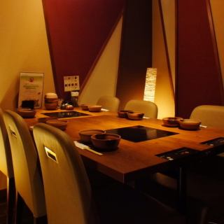 6名様までが一度に食事をお愉しみ頂けるテーブル席をご用意しております。接待や会社宴会、ご家族での食事会にご予約下さい。※写真は系列店です