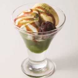 抹茶ゼリーと小豆のパフェ