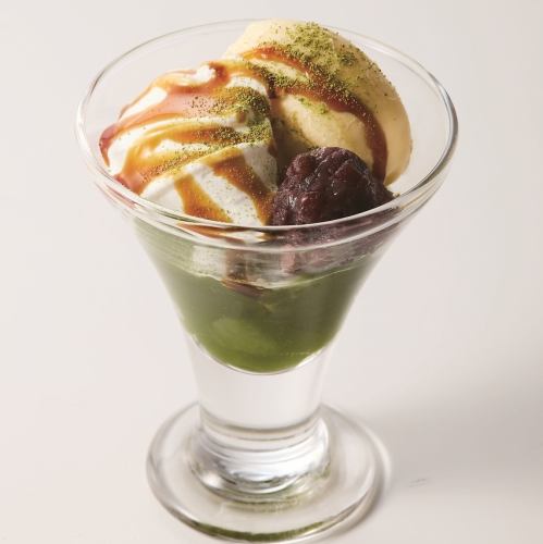 抹茶ゼリーと小豆のパフェ