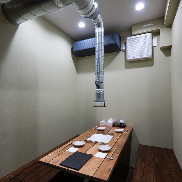 【気軽に使えるカジュアルな雰囲気のテーブル席】テーブル席は、ゆったりとした時間を過ごしたい女子会やデートにもぴったり。和の趣を感じる店内には、落ち着いた雰囲気を演出しており、清潔感と上品さを兼ね備えております。落ち着いてリラックスできる空間づくりが魅力。心地よいひとときを過ごすのに最適な席です。