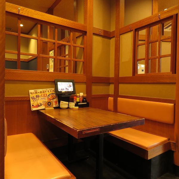 ゆったり過ごせる席は親しい友人との語らいに♪くつろぎのソファー席は、会社宴会、ご家族でのお食事会など、様々なシーンに人気です。