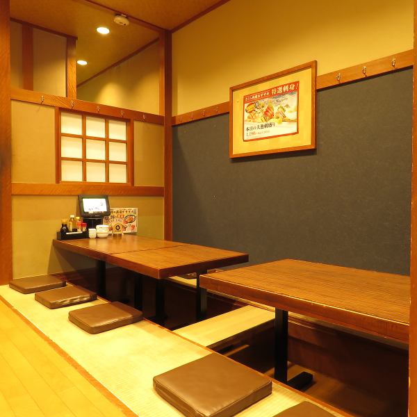 温かみのある色味で統一された活気ある店内◎大中小宴会が愉しめるよう宴会スペースを完備しております。