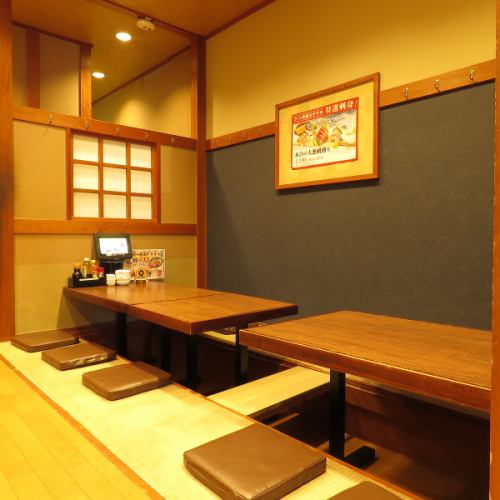 <p>温かみのある色味で統一された活気ある店内◎大中小宴会が愉しめるよう宴会スペースを完備しております。</p>