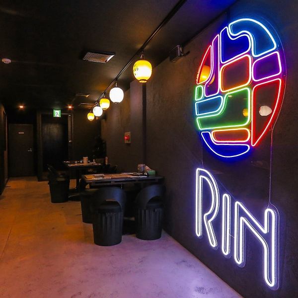 【★韓国好き集まれ★】店内はネオンが映える、広々とした空間で韓国料理をお楽しみいただけます。また、席間隔も広くとっておりますので、ご安心してご利用いただけます。貸切等ご要望がございましたらお気軽にお問合せくださいませ。