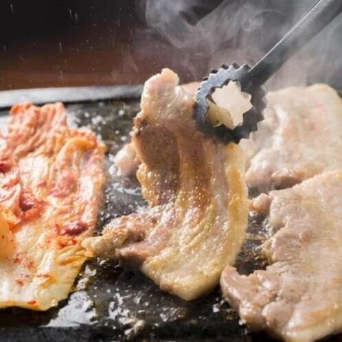 【食べ応え◎自慢のサムギョプサル】平日限定で超お得なサムギョプサルの食放コースもご用意しております！