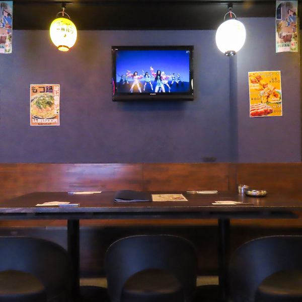 【★韓国好き集まれ★】店内はネオンが映える、広々とした空間で韓国料理をお楽しみいただけます。また、席間隔も広くとっておりますので、ご安心してご利用いただけます。貸切等ご要望がございましたらお気軽にお問合せくださいませ。