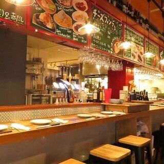炭火を横目にカウンターで一献！炭火焼き料理が目の前でお楽しみいただけますよ！