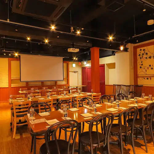 这是 HANARE 酒店可供私人聚会预订的房间。图1：您甚至可以用这台显示器玩宾果游戏！2. 时尚的派对空间！非常适合举办派对和大型宴会！• 投影仪 • 2个麦克风 • （其他选项可根据要求提供！）