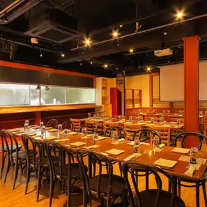 这是 HANARE 酒店可供私人聚会预订的房间。图1：您甚至可以用这台显示器玩宾果游戏！2. 时尚的派对空间！非常适合举办派对和大型宴会！• 投影仪 • 2个麦克风 • （其他选项可根据要求提供！）