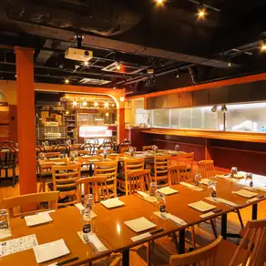 这是 HANARE 酒店可供私人聚会预订的房间。图1：您甚至可以用这台显示器玩宾果游戏！2. 时尚的派对空间！非常适合举办派对和大型宴会！• 投影仪 • 2个麦克风 • （其他选项可根据要求提供！）