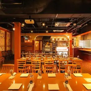 这是 HANARE 酒店可供私人聚会预订的房间。图1：您甚至可以用这台显示器玩宾果游戏！2. 时尚的派对空间！非常适合举办派对和大型宴会！• 投影仪 • 2个麦克风 • （其他选项可根据要求提供！）