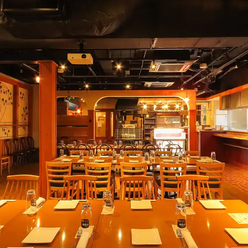 这是 HANARE 酒店可供私人聚会预订的房间。图1：您甚至可以用这台显示器玩宾果游戏！2. 时尚的派对空间！非常适合举办派对和大型宴会！• 投影仪 • 2个麦克风 • （其他选项可根据要求提供！）