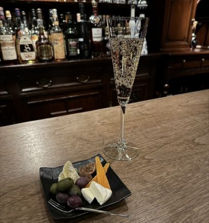 [Cheers at a hidden spot in Ginza] Two drinks of your choice and a snack set