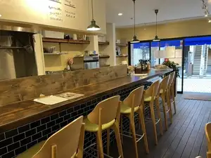 お一人でも気軽に立ち寄れるカウンター席は、サッと食事を済ませたい時や、店員との会話を楽しみたい時におすすめです。テーブル席は、大切な人とのランチや、グループでのご利用に◎店内全体を貸し切ることも可能ですので、お気軽にご相談ください。