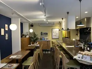 広々とした店内は、様々なシーンでご利用いただけます。ゆったりと寛げるテーブル席は、女子会やママ友とのランチにぴったり。お一人様でも気兼ねなく過ごせるカウンター席もございます。貸切も可能ですので、誕生日パーティーなどにも最適です。
