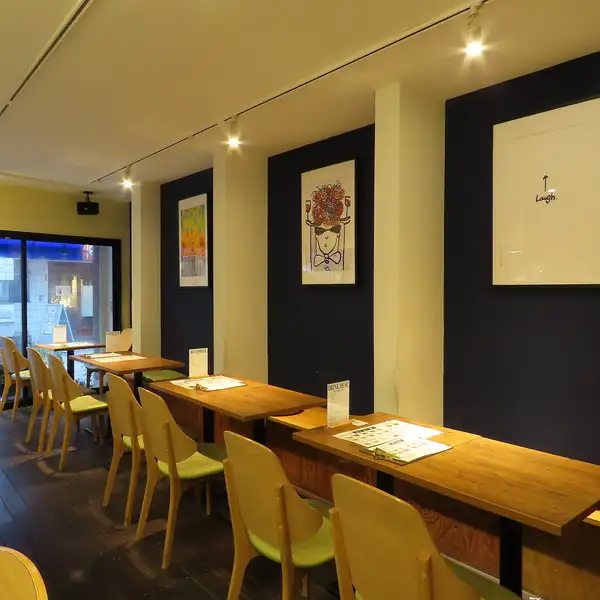 北欧風の店内は明るく、開放的な雰囲気が広がっています。グリーンとブルーの色合いがアクセントとなり、木の素材が心地良さを演出しています。テーブル席のベンチシートでゆったりと座りながら、美味しいサンドウィッチをお楽しみください！