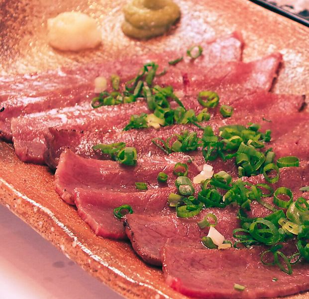 贅沢で上品な一皿です☆肉好きな方や特別な食事をお探しの方におすすめ「宮古牛の炙り刺し」ご賞味ください