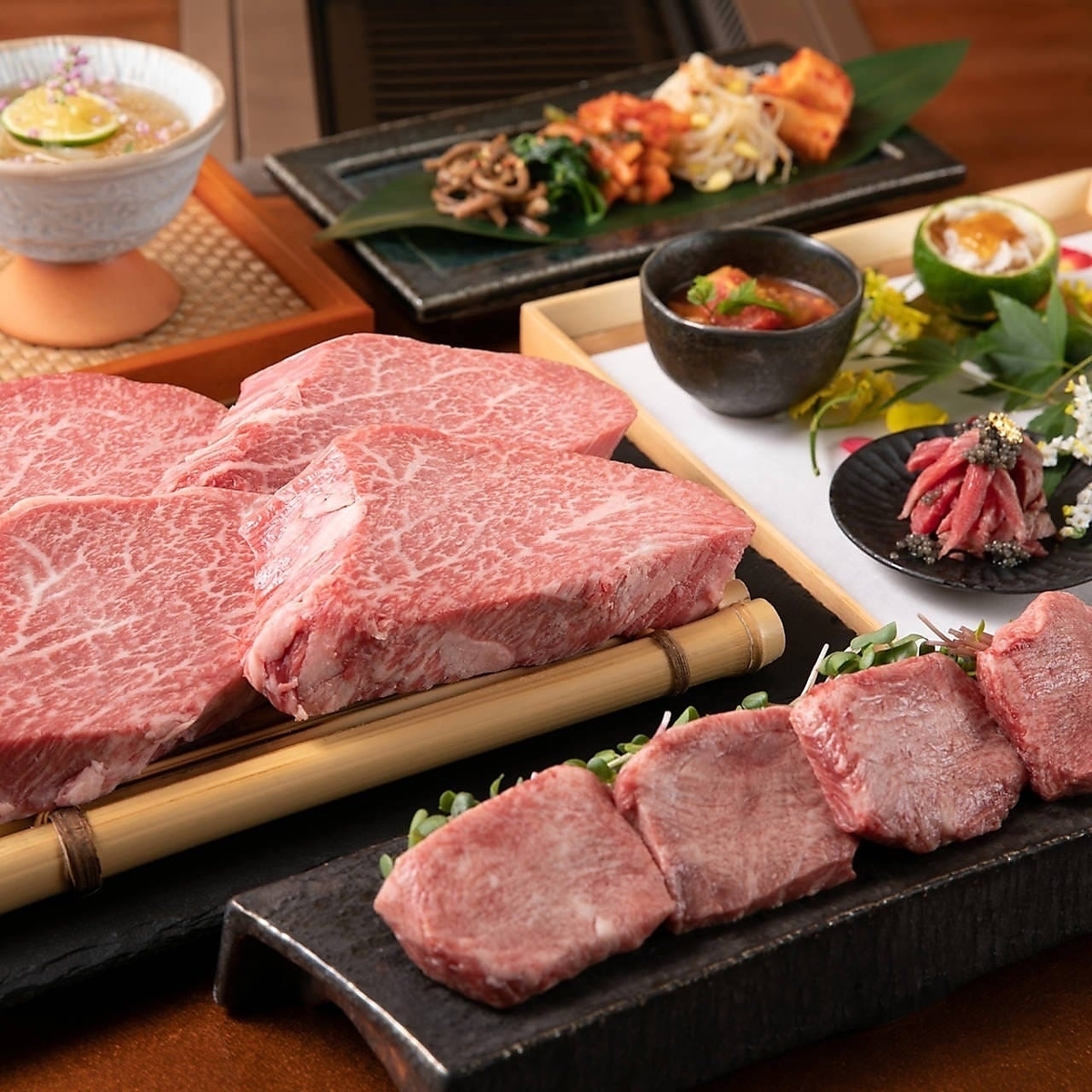 Enjoy authentic charcoal-grilled yakiniku all-you-can-eat in a comfortable sofa seating area! 90 minutes, 35 dishes, from ¥1,980◎