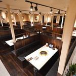 店内は 落ち着いた雰囲気の全席BOX席です！お席も通路も広々とした空間です！様々なシーンでご利用いただけます★