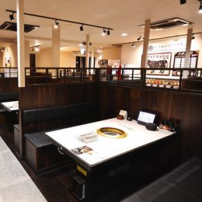 店内は 全席BOX席です！お席も通路も広々とした空間です！お子様連れのファミリーもファミレス感覚で気軽にご来店ください。