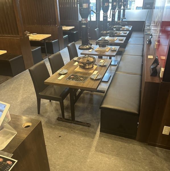 【阪急西院駅より徒歩約1分】駅からのアクセス抜群！お仕事帰りやお買い物ついでにも気軽に立ち寄れる好立地です。広々とした空間には、プライベートな少人数利用から、ご家族やご友人との会食、会社の同僚との飲み会まで、様々なシーンに対応可能なテーブル席を多数ご用意。ご来店お待ちしております◎