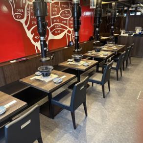【2名様掛けテーブル席】カップルのデートや、休日のランチにも最適な、落ち着いた雰囲気のテーブル席です。