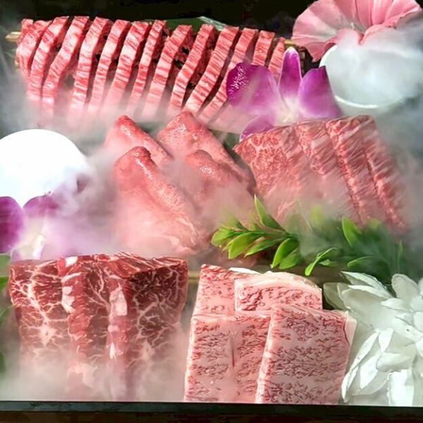 【特撰和牛の玉手箱】煙の中から現れる豪華絢爛な和牛盛り!