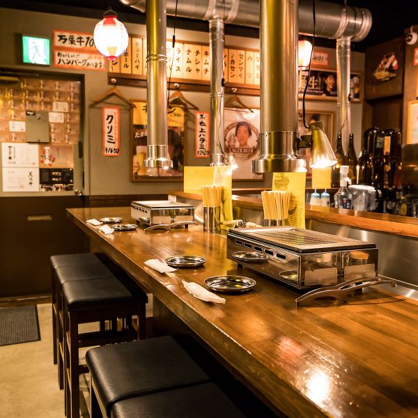 【多様なシーンでも便利な空間】おひとり様、友人同士、デートやご家族での利用に最適。カウンターの角を利用すれば大人数でも顔を合わせて食事ができ、10名様以上の貸切にも対応可能です。