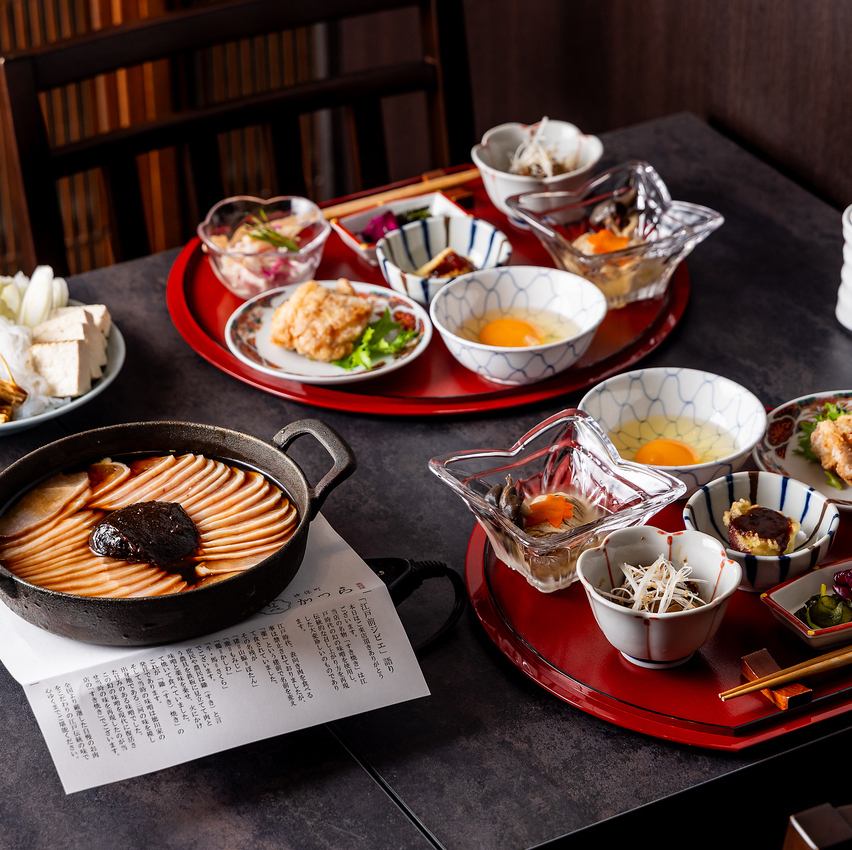 The chicken sukiyaki hotpot served in a calm Japanese atmosphere is exquisite.