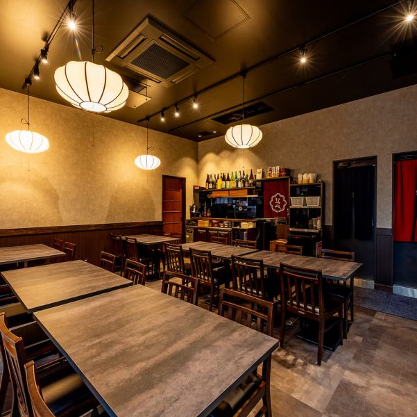 A space that combines a modern Japanese atmosphere with traditional materials and contemporary design.The wood grain is the main theme, with stylish materials used as accents.Indirect lighting creates delicate shadows, and the shoji-style partitions and kumiko work create a Japanese atmosphere.The space is furnished with simple yet sophisticated furniture, creating a space that exudes both openness and calm.