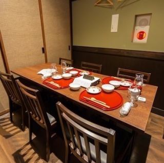 【私密空间，包间座位】可容纳5-6人。6人桌是与家人或朋友用餐的理想选择。您可以在温馨舒适的氛围中放松身心。我们有各种各样的美味佳肴！欢迎前来品尝。※允许吸烟 [神保町/私人预约/鸡肉料理/柏火锅/江户甜味噌/宴会/生日/叉烧火锅/周年纪念/团体聚餐/畅饮/约会]