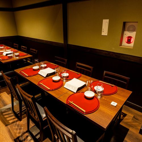 【包间座位】6-14人 餐厅非常宽敞干净，一踏进餐厅，你就会感觉仿佛来到了一个世外桃源。您可以忘却日常生活的喧嚣，在这里度过一段轻松愉快的时光。※无烟座位 [神保町 / 私人预约 / 鸡肉料理 / 宴会 / 生日 / 叉烧火锅 / 周年纪念 / 团体聚餐 / 畅饮 / 3小时 / 约会 / 私密包间]