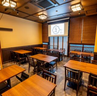 【包间座位】可容纳20-30人。内部装潢现代日式，氛围轻松舒适。我们配备投影仪及其他设施，是举办同学聚会、婚宴等宴会的理想之选。欢迎随时联系我们，告知人数及座位安排！*无烟环境 [神保町/包场/鸡肉料理/宴会/生日宴/叉烧火锅/柏火锅/团体聚餐/畅饮/3小时]